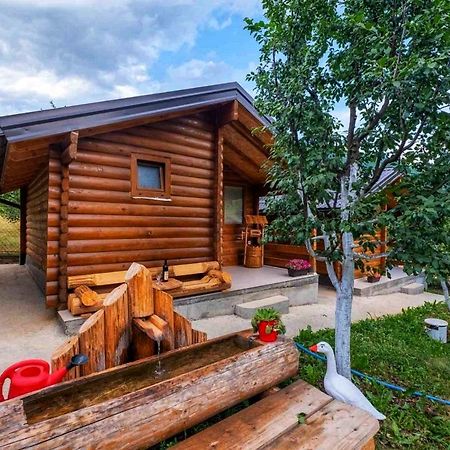 Holiday Bungalows & Food Plav Ngoại thất bức ảnh