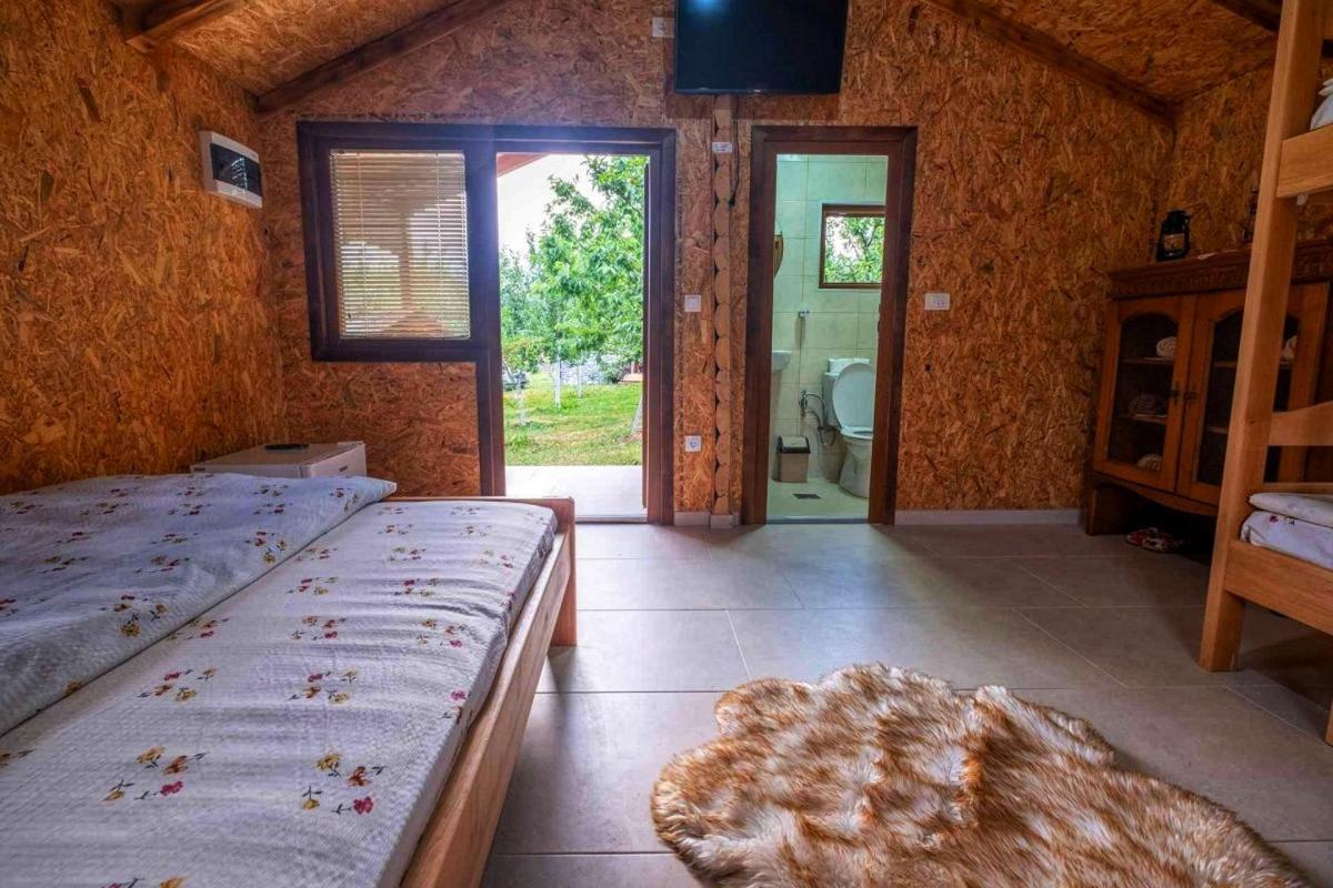 Holiday Bungalows & Food Plav Ngoại thất bức ảnh