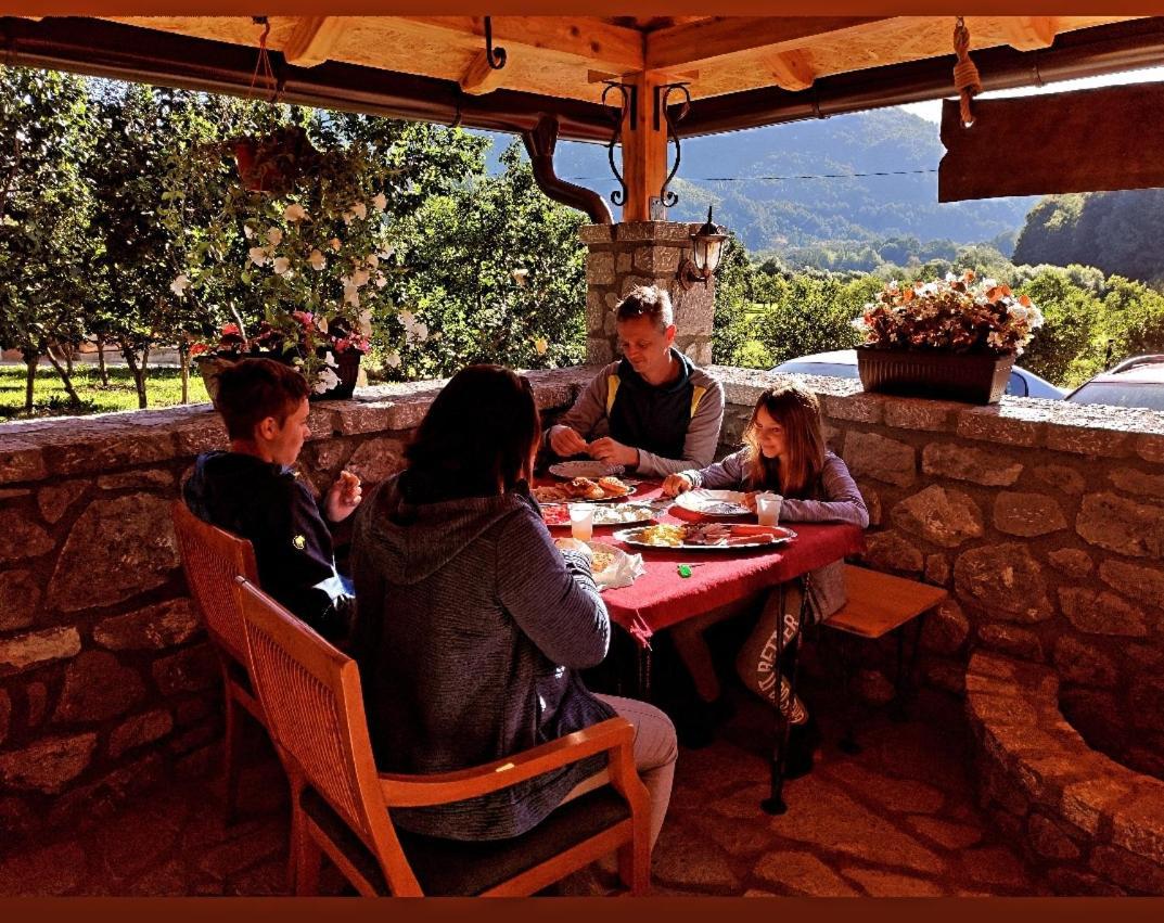 Holiday Bungalows & Food Plav Ngoại thất bức ảnh