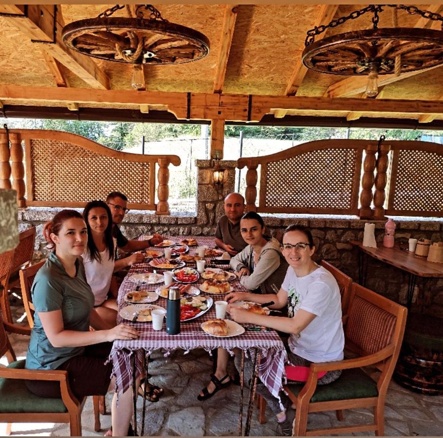 Holiday Bungalows & Food Plav Ngoại thất bức ảnh