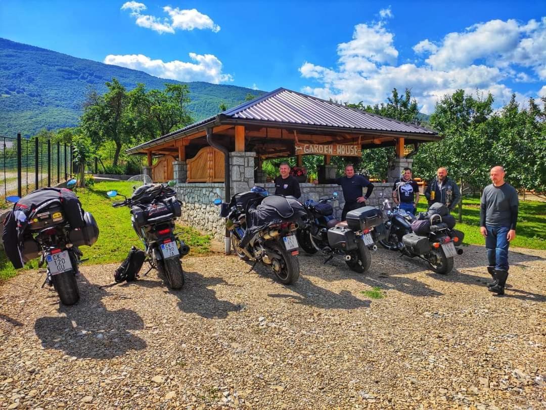 Holiday Bungalows & Food Plav Ngoại thất bức ảnh