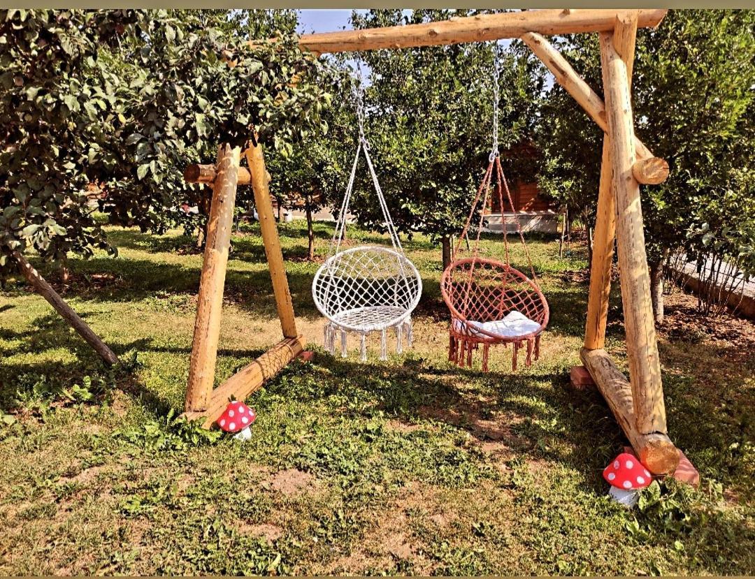 Holiday Bungalows & Food Plav Ngoại thất bức ảnh