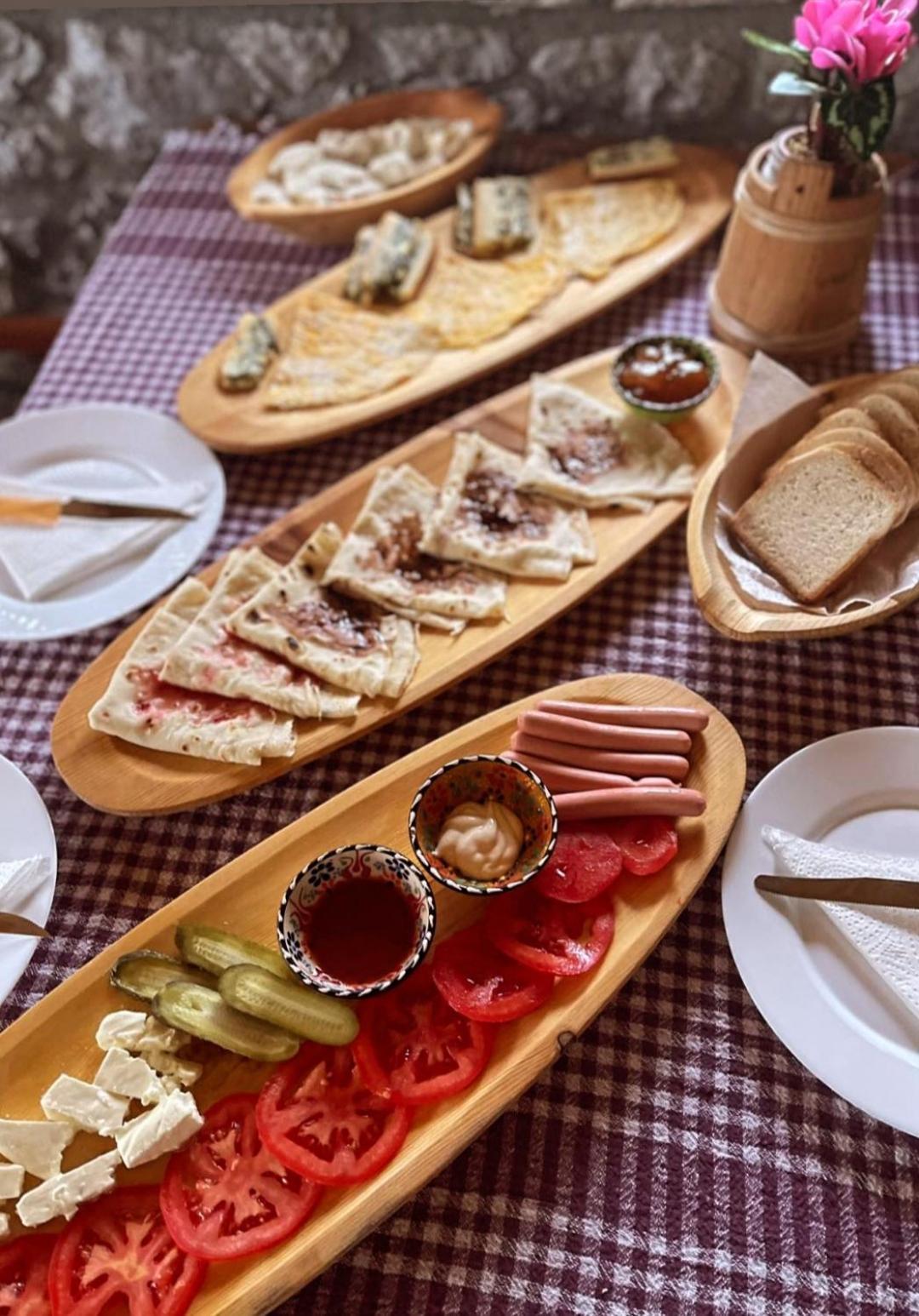 Holiday Bungalows & Food Plav Ngoại thất bức ảnh