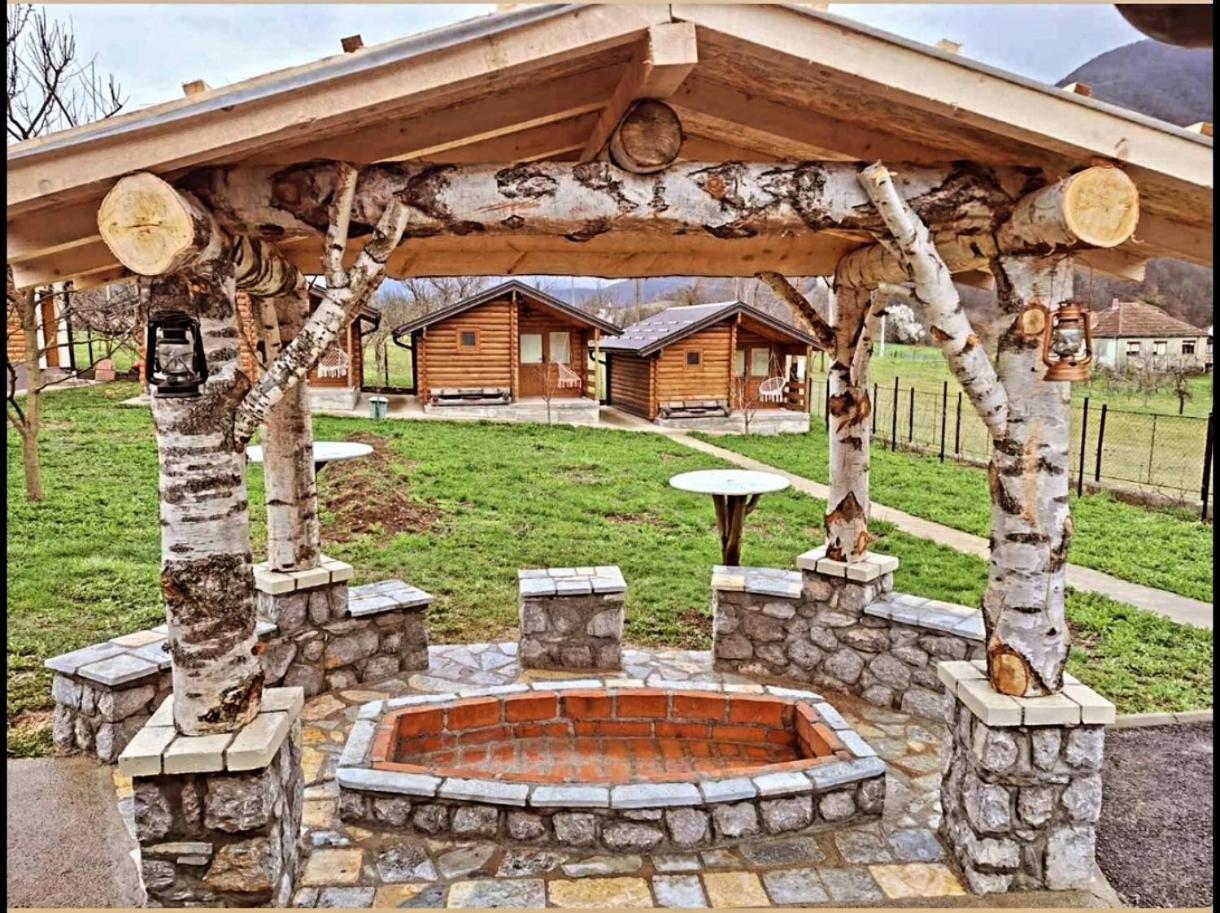 Holiday Bungalows & Food Plav Ngoại thất bức ảnh