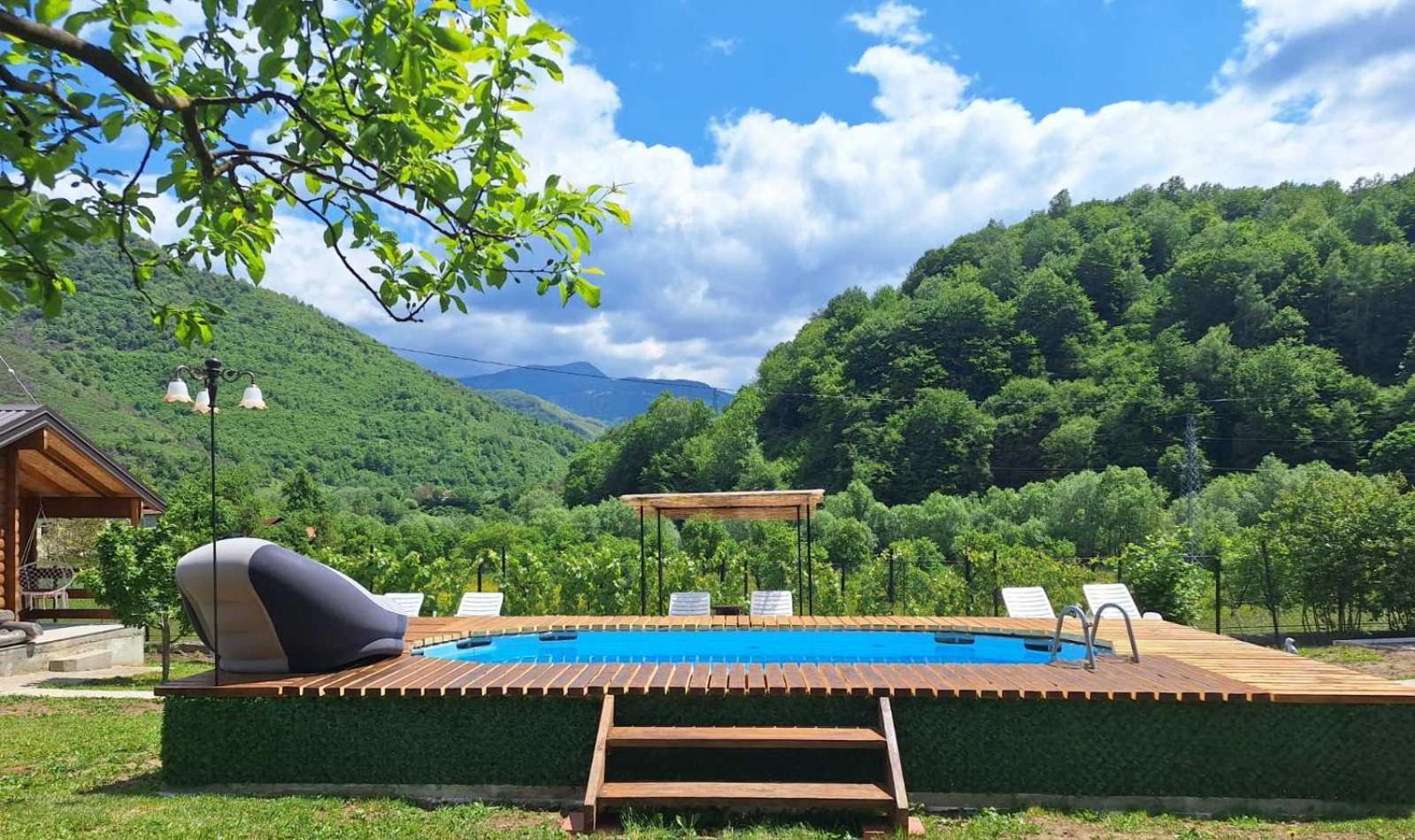 Holiday Bungalows & Food Plav Ngoại thất bức ảnh