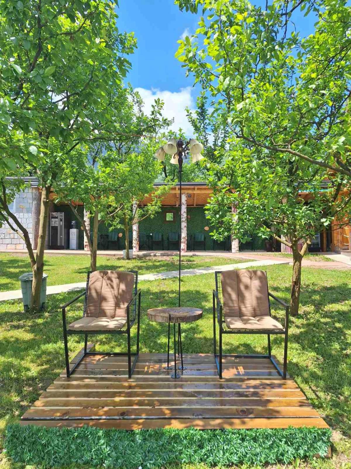 Holiday Bungalows & Food Plav Ngoại thất bức ảnh